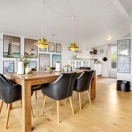 3 Bedroom Awesome In Holiday home *